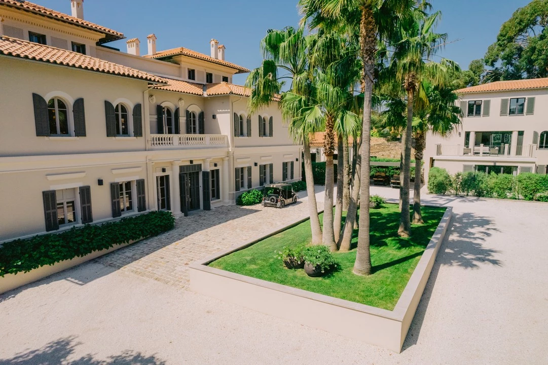 1673021939-Louise courtyard view1.webp